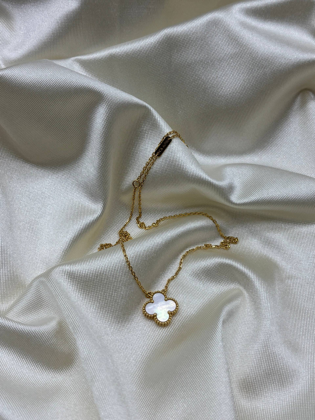 VCA VAN CLEEF VINTAGE ALHAMBRA PENDANT 18K YELLOW GOLD MOTHER OF PEARL YEAR 2023